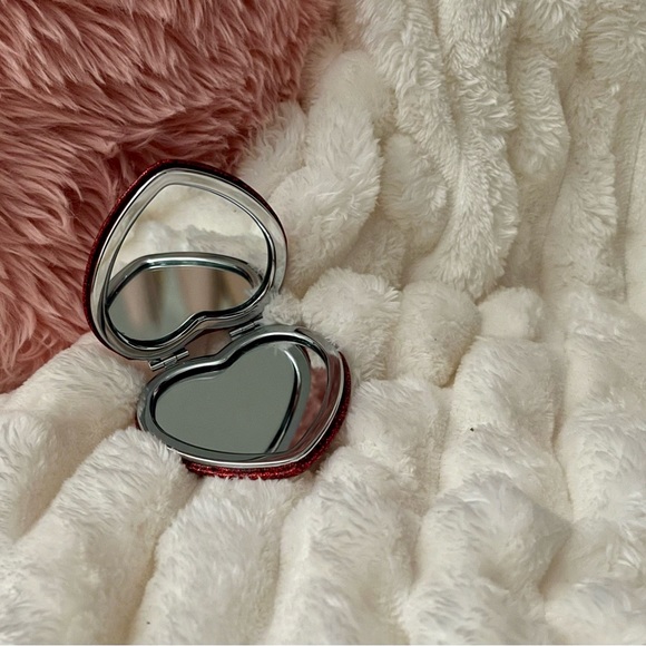 NEW Coach Wine Multi Glitter Heart Shaped Compact Mirror - Picture 10 of 16